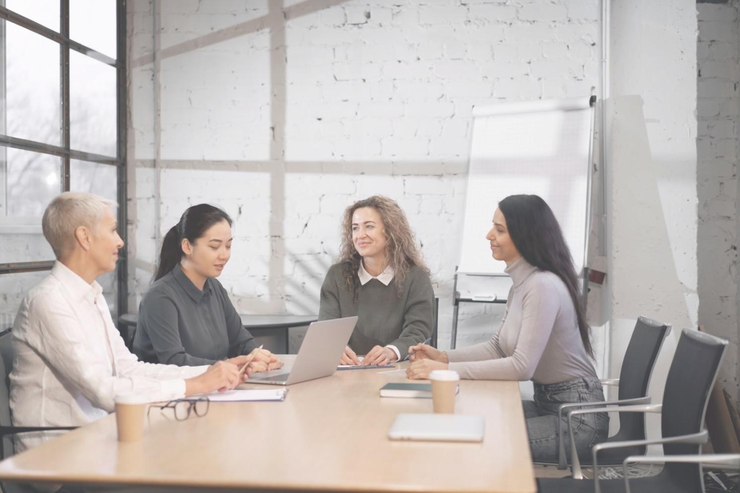Espace de travail collaboratif avec documents financiers